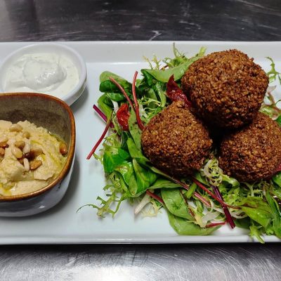 Falafels, houmous, sauce yaourt à la grecque et menthe
