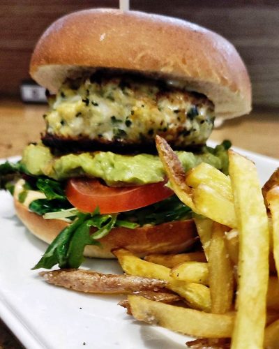 burger brioché de poulet à la Thaïe, guacamole d'avocat & frites maison