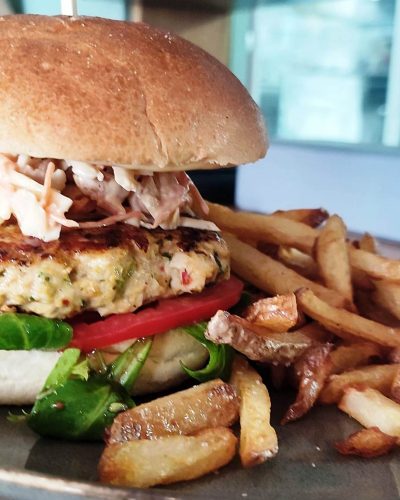 burger brioché de poulet mariné à la thaï, coleslaw et frites maison